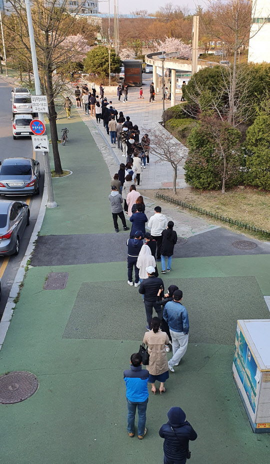 코로나19 무색한 열기…총선 사전투표율 26.7% `역대 최대` 코로나19 무색한 열기…총선 사전투표율 26.7% `역대 최대`